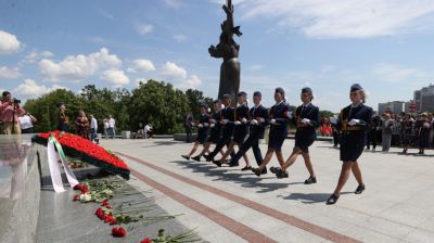 Выпускники минских школ возложили цветы у стелы "Минск - город-герой"