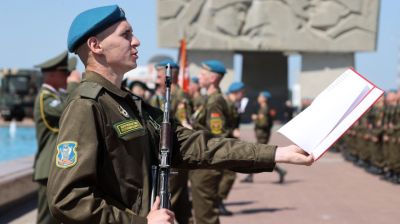 Около 500 новобранцев-десантников в Витебске присягнули на верность Беларуси  