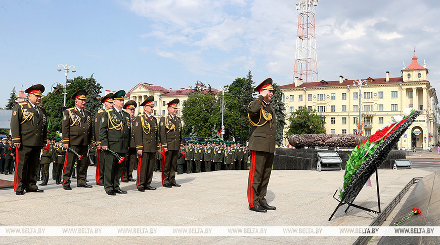 Торжественная церемония возложения цветов и венков к монументу Победы прошла в Минске 