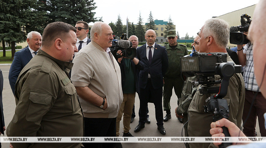 Лукашенко в Орше посетил завод "Легмаш"