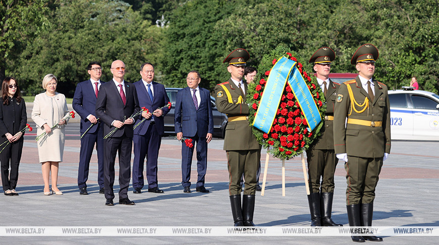 Первый заместитель премьер-министра Казахстана возложил венок к монументу Победы в Минске