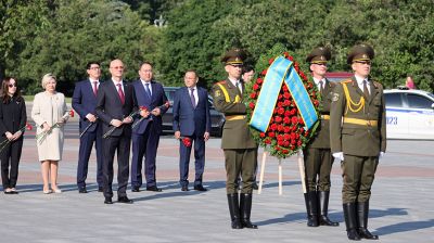 Первый заместитель премьер-министра Казахстана возложил венок к монументу Победы в Минске