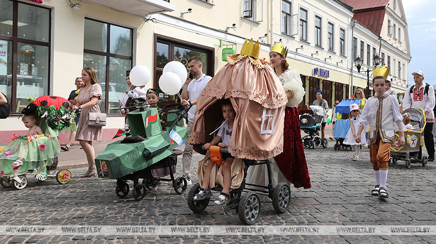Парад колясок в Гродно собрал более 80 участников  