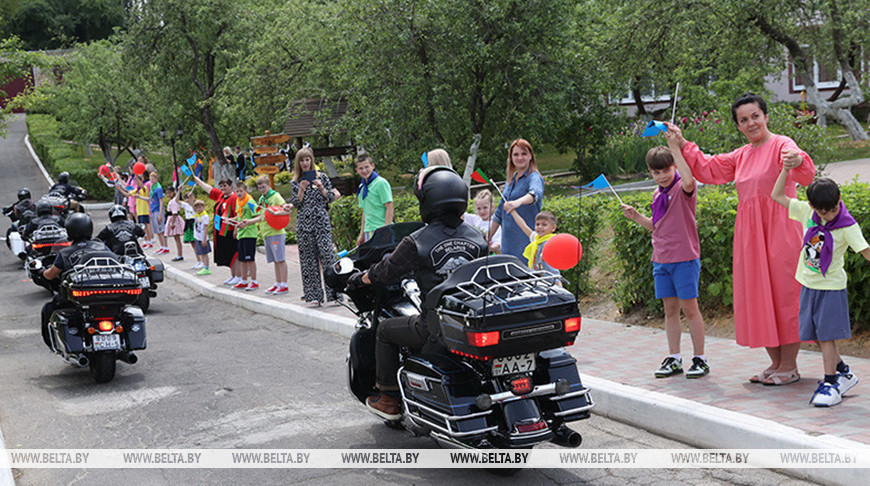Ребята из Мозырского детского дома принимали поздравления от байкеров