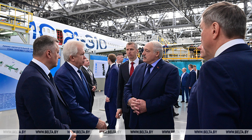 Лукашенко посетил Иркутский авиационный завод