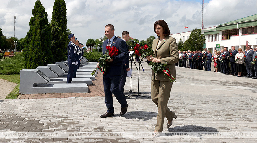 Кочанова возложила цветы к мемориальному комплексу советским воинам 