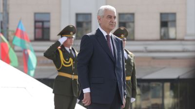 Заместитель премьер-министра Азербайджана возложил венок к монументу Победы в Минске