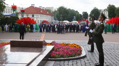 Участники фестиваля национальных культур возложили цветы к братской могиле воинов и партизан в Гродно