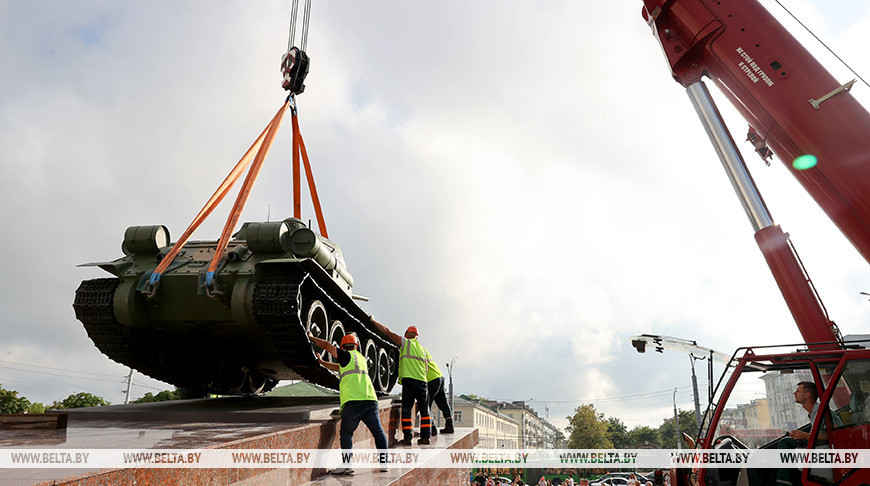 Легендарный танк Т-34 установили на площади Восстания в Гомеле