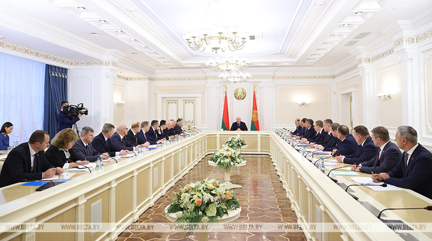 Лукашенко провел совещание с руководством Совета министров