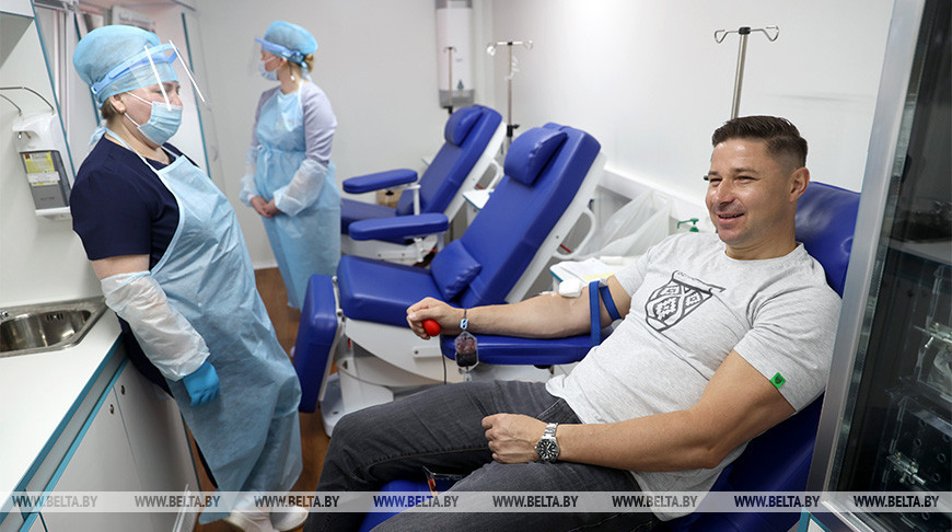 У здания Минздрава развернулся мобильный комплекс по заготовке донорской крови  