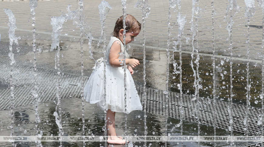 Дети спасаются от жары в фонтане возле парка Горького