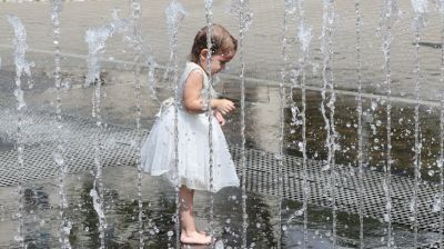 Дети спасаются от жары в фонтане возле парка Горького