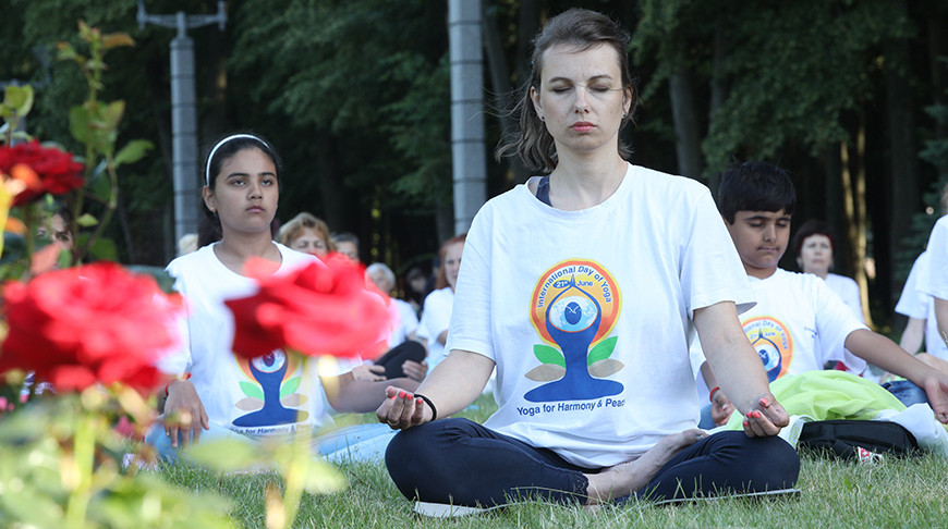 Международный день йоги отпраздновали минчане в парке Победы