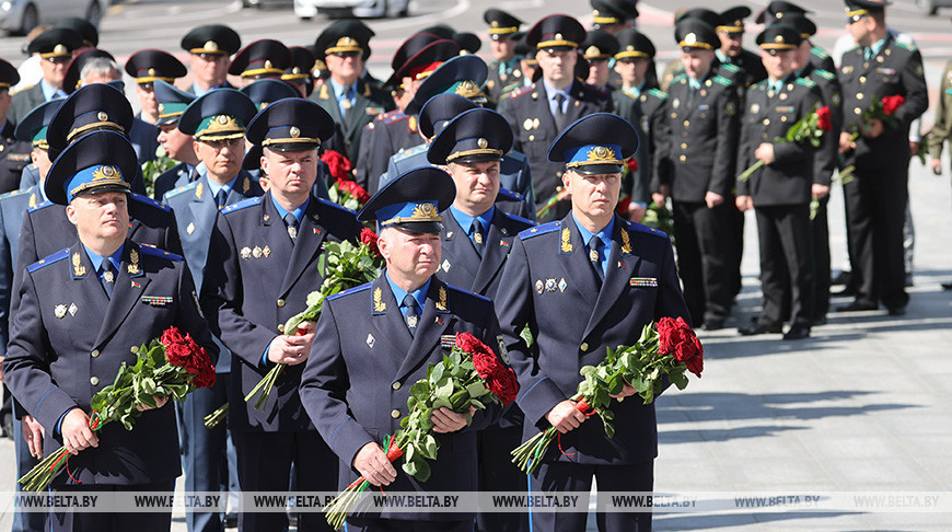 Руководство Госсекретариата Совбеза и главы силовых ведомств возложили цветы к монументу Победы в Минске