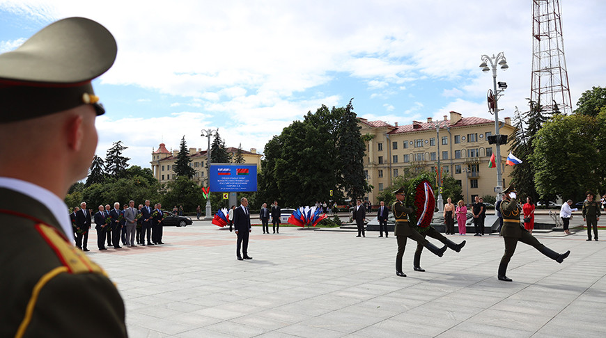 Лавров возложил венок к монументу Победы в Минске