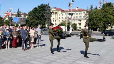 На площади Победы возложили цветы в честь 50-летия присвоения столице звания "город-герой"