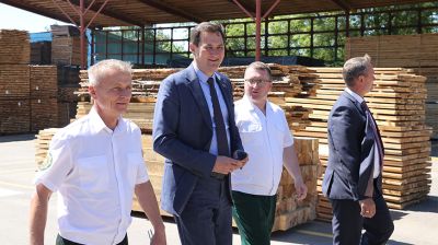 Рыженков посетил производственные объекты Чечерского района  