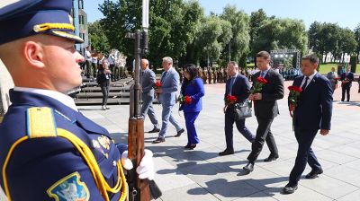 Участники XI Форума регионов Беларуси и России возложили цветы к мемориальному комплексу в Витебске