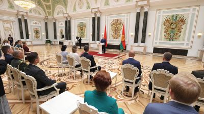Лукашенко наградил выпускников вузов