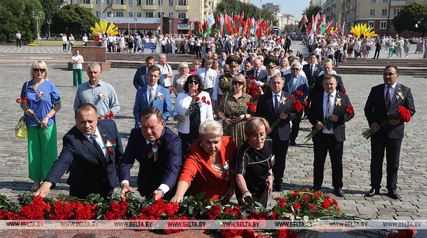 В Могилеве возложили цветы у Вечного огня на площади Славы  