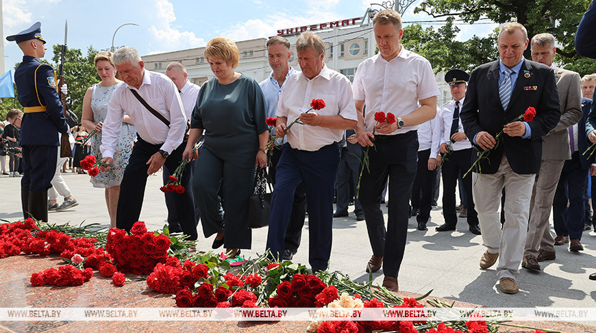 К бюсту Машерова в Витебске возложили цветы