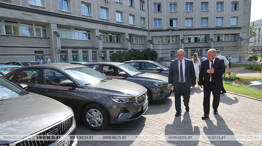 Ключи от новых 23 автомобилей медпомощи передали учреждениям здравоохранения Витебской области  