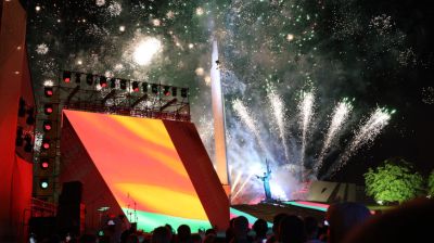Акцией "Споем гимн вместе" и праздничным фейерверком завершились торжества Дня Независимости