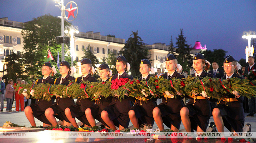 Участники "Поезда Памяти" возложили цветы к Вечному огню у монумента Победы в Минске