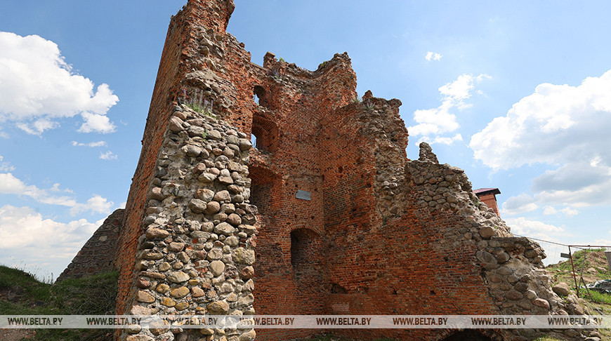 В Новогрудском замке продолжается реконструкция