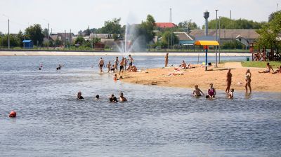 Белорусы спасаются от жары на пляжах