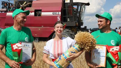 Семейный экипаж из Добрушского района первым в области намолотил тысячу тонн зерна