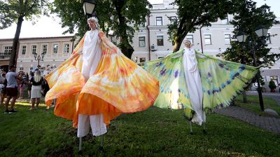Парад фестиваля уличного искусства "На семи ветрах" состоялся во время "Славянского базара"