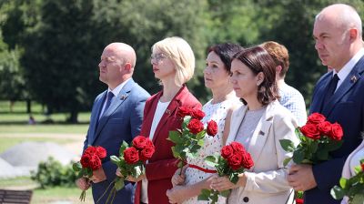 В Минске состоялась церемония возложения цветов к памятнику "Беларусь партизанская"