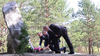 Крутой почтил память героев-освободителей в мемориальной зоне "Рубеж" в Гомельской области