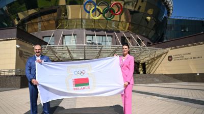 У штаб-квартиры олимпийского комитета в Минске поднят побывавший в космосе флаг НОК
