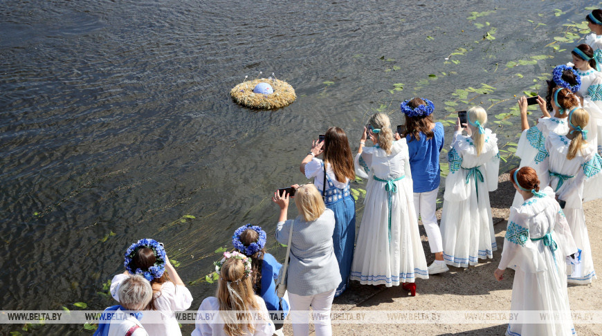  "Дзявочы вянок міру": участницы проекта спустили венки мира на воды реки Сож