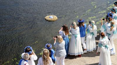  "Дзявочы вянок міру": участницы проекта спустили венки мира на воды реки Сож