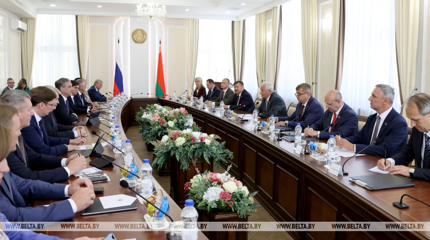 Пархомчик провел встречу с губернатором Амурской области России