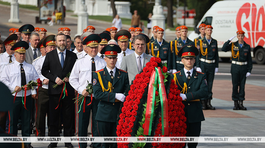 В память о погибших в годы ВОВ: в День пожарной службы на площади Победы в Минске возложили цветы