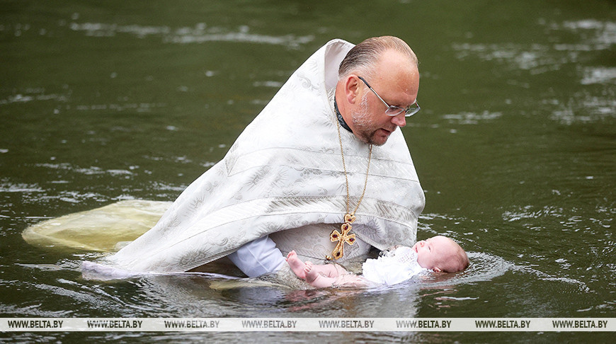 Обряд крещения прошел на берегу Немана в Новогрудском районе