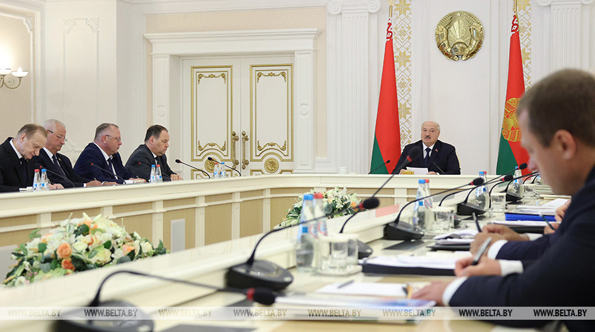 Лукашенко провел встречу с рабочей группой по анализу деятельности НАН Беларуси