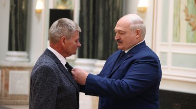 Лукашенко вручил госнаграды сотрудникам организаций системы Управления делами Президента