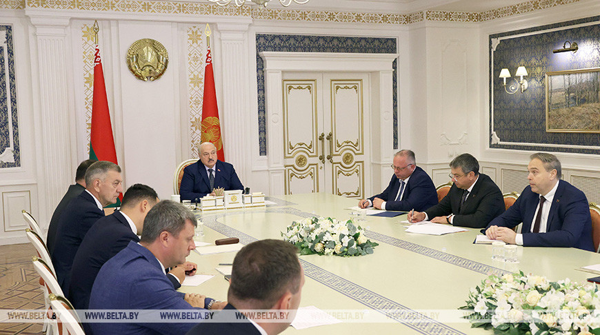 Лукашенко собрал совещание по работе табачной отрасли