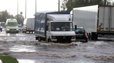 Сильный дождь залил улицы в Гродно