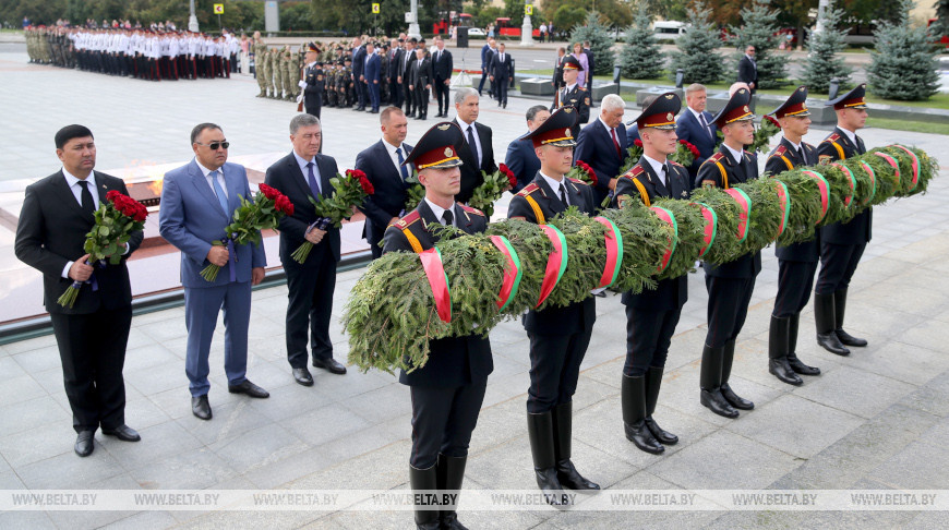 Министры внутренних дел СНГ возложили цветы к монументу Победы в Минске