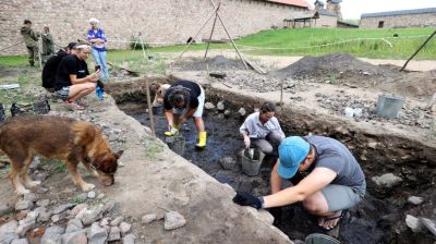  Археологи проводят исторические исследования Кревского замка