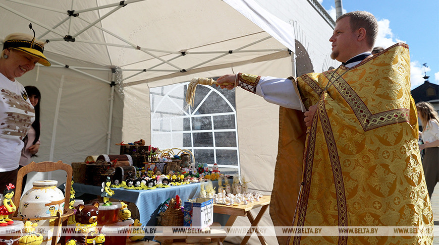 Медовая ярмарка прошла в Минске у храма-памятника в честь Всех Святых