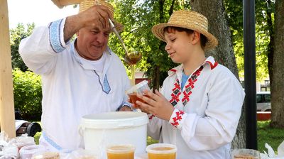 Лечебная сладость прямо с пасеки. В Полоцке отметили праздник меда