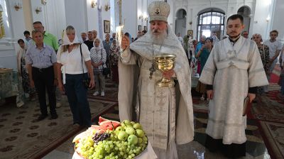 Православные верующие празднуют Преображение Господне - Яблочный Спас